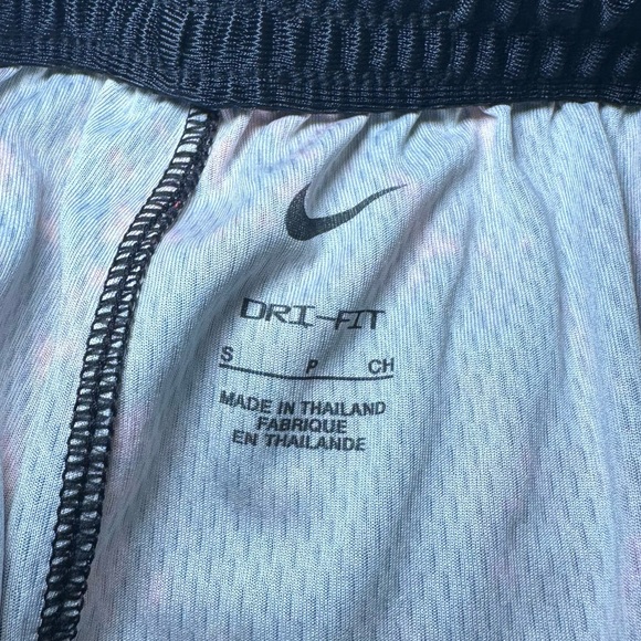 Nike - Picture 4 of 4